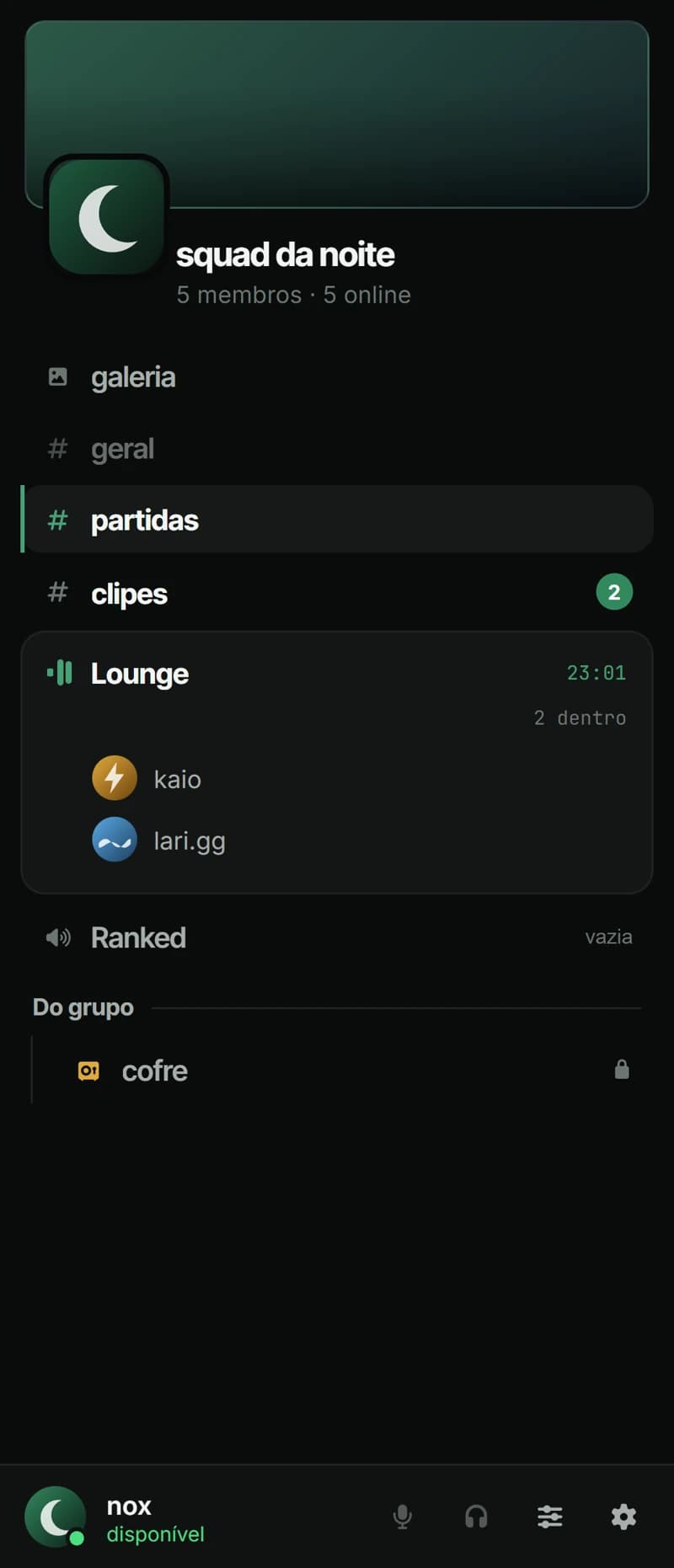 A coluna do grupo: canais de texto, o canal de voz Lounge com gente dentro e o cartão «você»