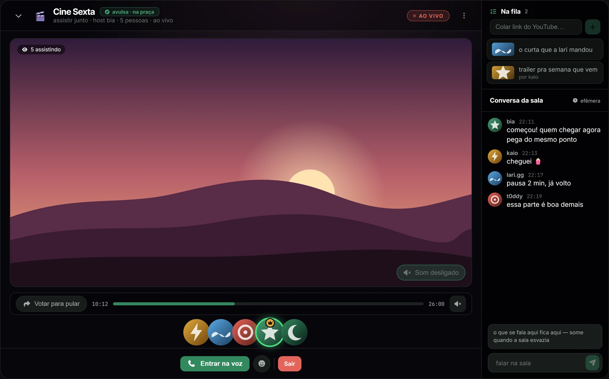 Uma sala assistindo junto: «Cine Sexta», avulsa na praça e ao vivo, com cinco assistindo, a fila com o que vem depois, a conversa da sala e o botão de entrar na voz